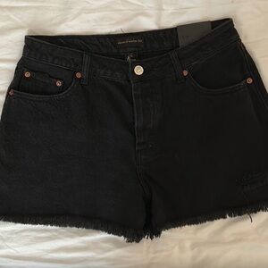 House of Harlow NWT Distressed Vintage Like Black High Rise Mom Short Size 28